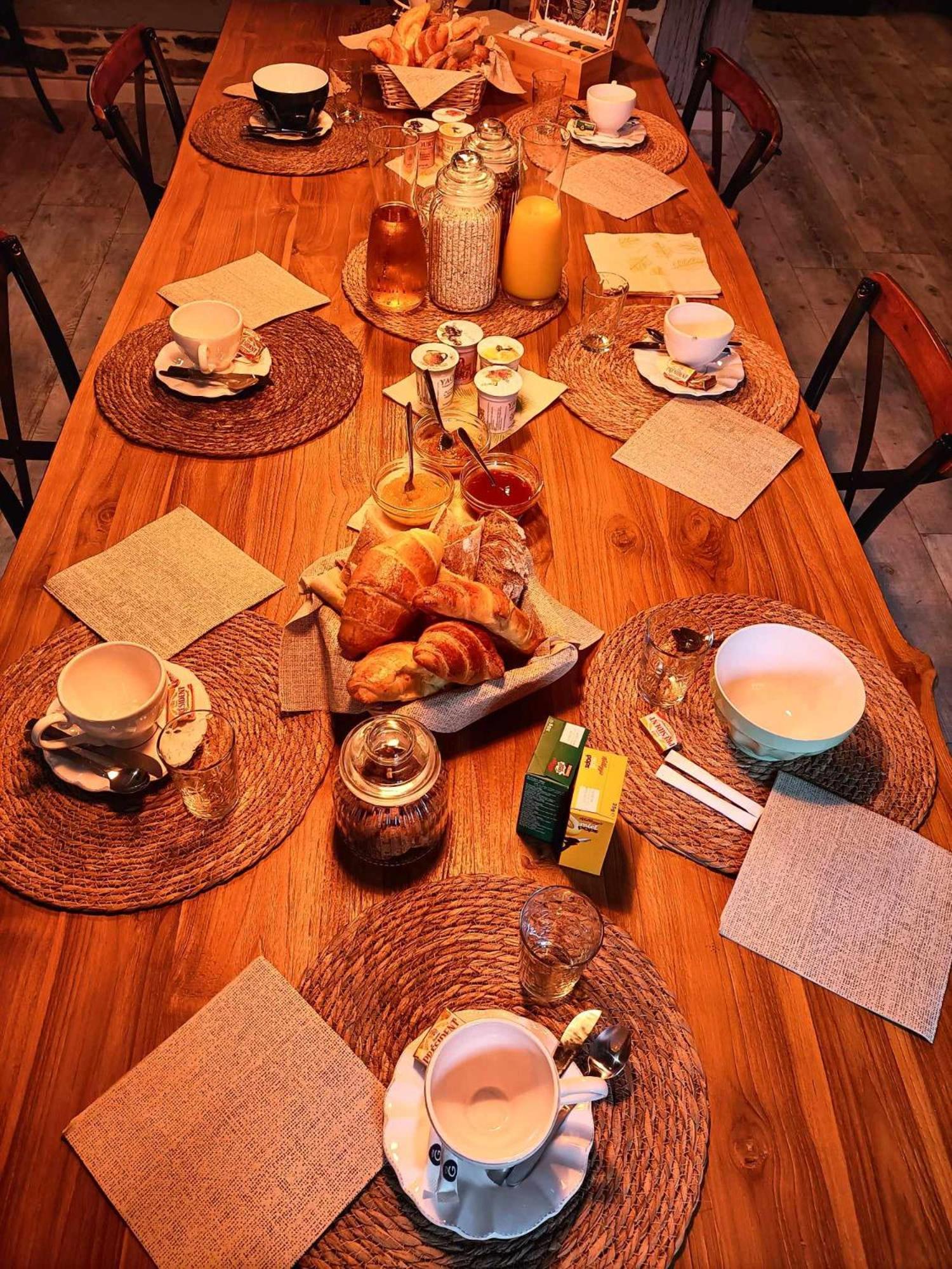 Le Moulin De Benneville Chambres D'Hotes, Petit Dejeuner Compris Cahagnes Bagian luar foto